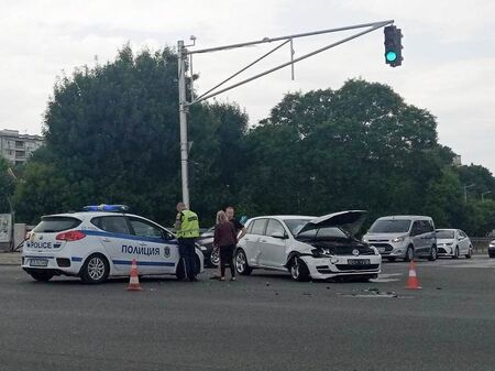 Катастрофа заради изключен светофар на натоварено бургаско кръстовище