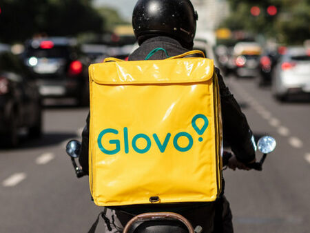 Glovo въведе такса „лошо време“. Имат ли право?