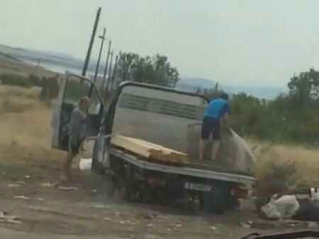 От този камион изхвърлиха незаконно строителните си отпадъци на "Погребите" в Бургас. На ход са институциите!