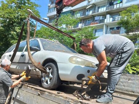 В Бургас стартира акция за „почистване“ на таратайките, репатрираха десетки стари МПС от два комплекса