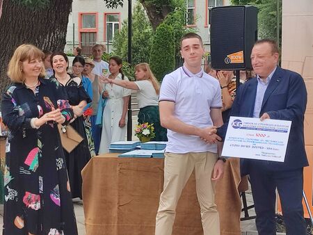 Стоян Добрев от Гимназията по строителство заслужи стипендия от 1000 лева от Камарата на строителите – Бургас