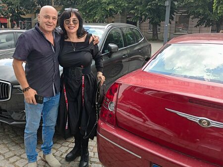 Кичка Бодурова пристигна пред хотел „България“ в Бургас с червения си крайслер, посрещна я щатски милионер