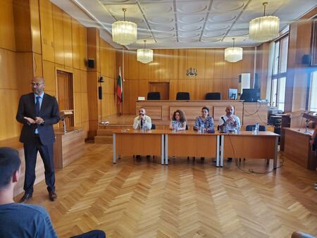 Районният съд в Бургас постави финал на образователните си инициативи с форум за наркотичните вещества