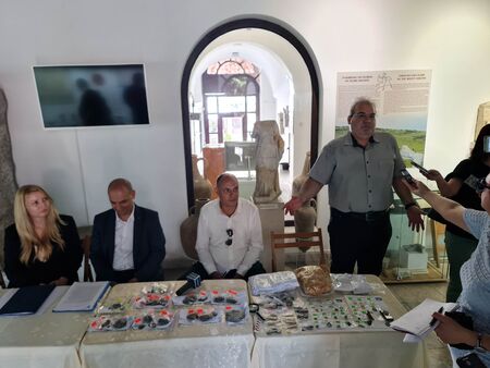 Близо 900 уникални монети, конфискувани на граница от митничари, получи като дарение РИМ-Бургас