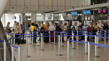 Работници на Летище София отиват на съд за кражба на 9000 британски лири от багаж на пътник