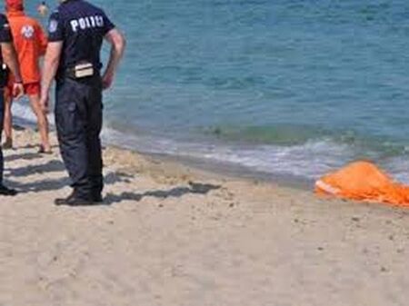Спасители обслужващи плажната ивица забелязали в морето безжизнено тяло на