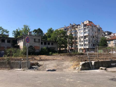 Багери разрушиха грохнала сграда зад Руската гимназия в Бургас