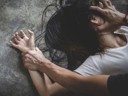 Мъж дрогирал жена си, за да снима как я изнасилват непознати