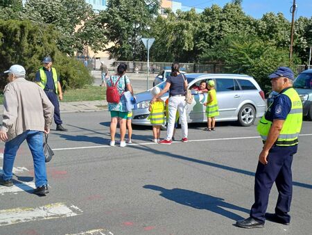 Полицаи и деца обучават шофьори за Световния ден на пътната безопасност в Бургас