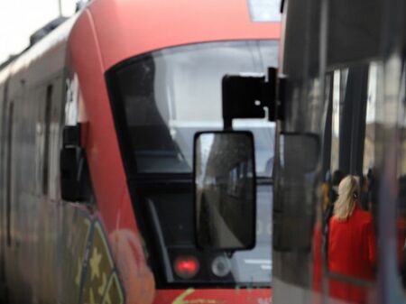 Кола на релсите обърка движението на влаковете Добрич - Варна