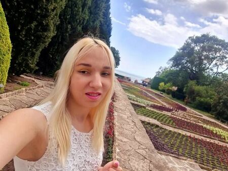 Пак цирк: Емили Тротинетката е опитала да се самоубие, хвърлила се на релсите