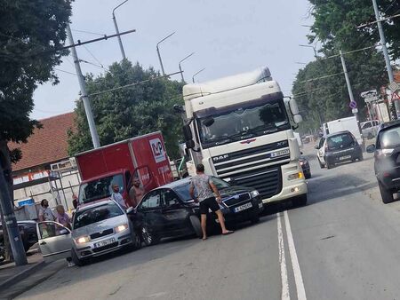 Катастрофа между тир и две коли затапи ул. "Индустриална" в Бургас