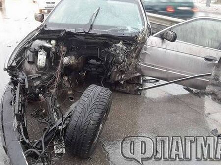 Шофьор на БМВ загина на място след челен удар на пътя Приморско-Китен, други петима са ранени