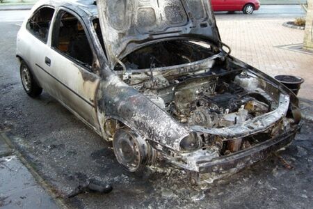 Опел изгоря на пътя между две созополски села, шофьорката се спаси