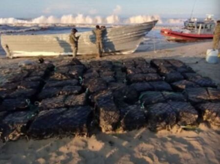 Задържаха 2,4 тона кокаин в три лодки
