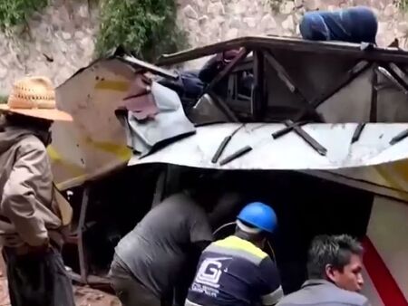 Автобус полетя в 20-метрова пропаст в Мексико, 29 загинали