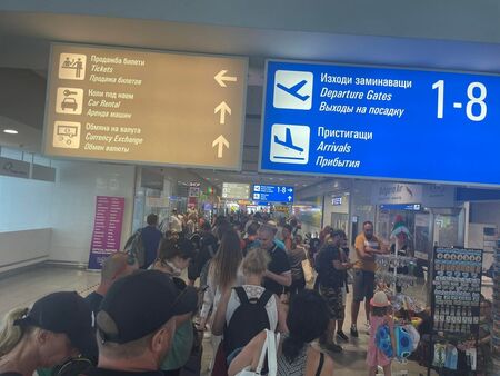 Няма туристи ли? Летището в Бургас се пука по шевовете (СНИМКИ)