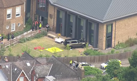 Автомобил се вряза в сграда на училище в Лондон, има ранени