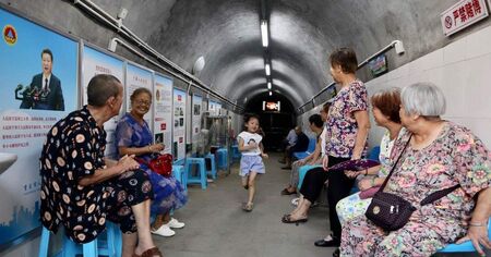 В Китай отвориха бомбоубежищата, за да се скрият от жегата