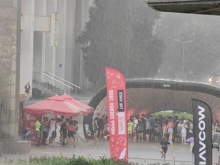 Проливен дъжд се изсипва над Бургас. Какво се случва с концерта на "Кока кола"?