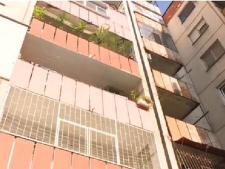 Балкон се откърти от 6-ия етаж на 43-годишна сграда