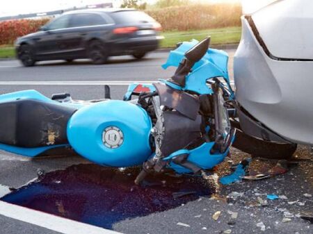 Ужасяващ сблъсък между кола и мотоциклет взе жертви