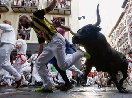 Най-малко шестима пострадали при бягане пред бикове в Испания
