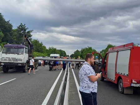 Извънредно! Кран се заклещи край надлеза за Крайморие, движението между Бургас и Созопол е блокирано