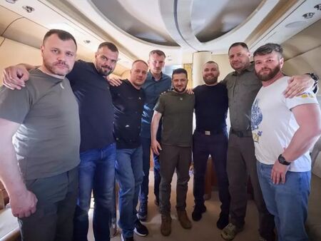 Зеленски прибра от Турция командирите на "Азов"