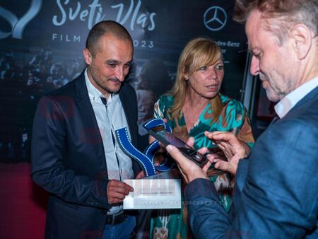 Наградиха Александра Костова в Свети Влас заради филма за Петя Дубарова
