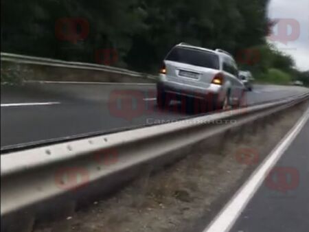 Опасно шофиране край Бургас, кола се движи в насрещното до Рибарското селище