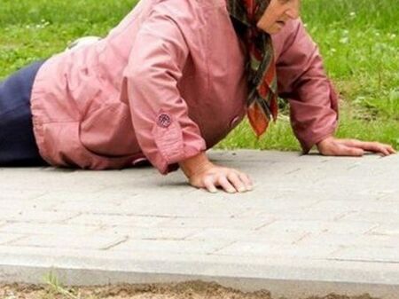 9-годишно момиче събори на земята и обра възрастна жена в Русенско