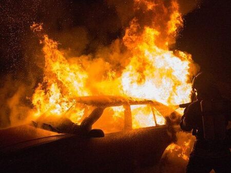 На косъм от трагедия: Бургаско БМВ пламна в движение, шофьорът едва се измъкна
