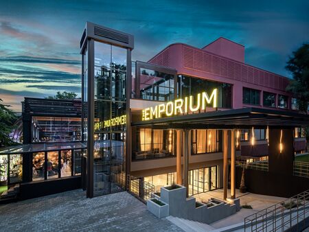 Проектиран от световно известното архитектурно студио Sundukovy Sisters S S бутиковият