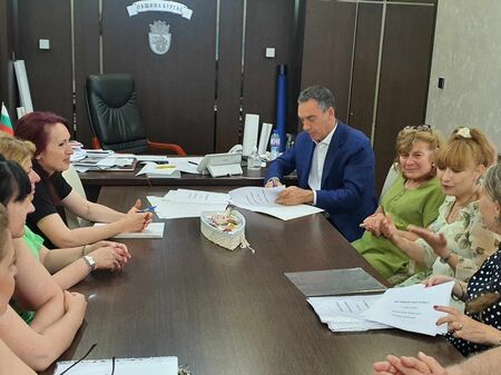 Кметът и социалните синдикати в Бургас подписаха новия колективен трудов договор, условията...