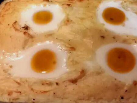 Рецепта за яйца на очи върху картофено пюре