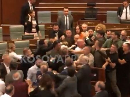 Бой между управляващи и опозиция в парламента на Косово