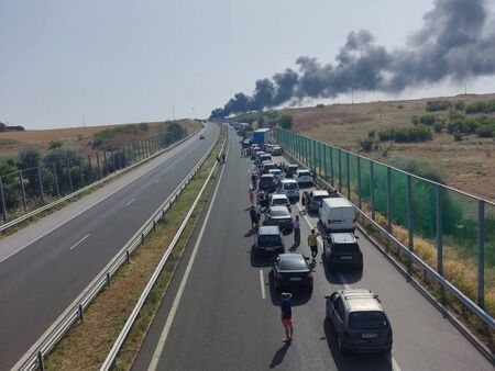 Движението по аутобана остава затворено  Отворено е пътното платно на