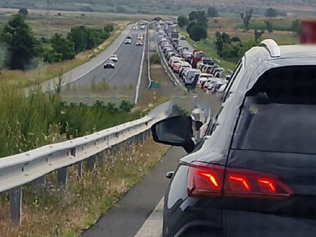 Движението се осъществява по обходен маршрут
  Автомагистрала Тракия е затворена