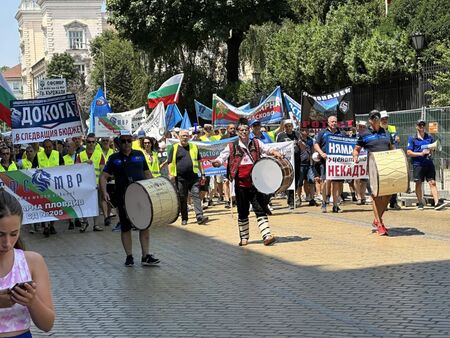 Полицаи хвърляха стотинки на протест, блокираха центъра на София за по-големи заплати