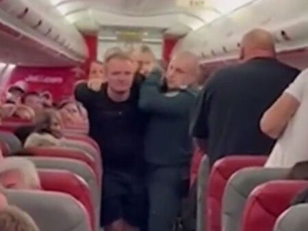Авиокомпаниите се борят с агресивни пътници - пият и пушат в самолета