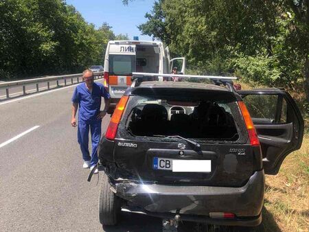 Верижна катастрофа блокира движението на пътя Созопол - Бургас, две жени са откарани в болница