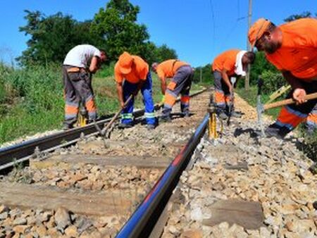 Релсите се деформираха заради жегите, спряха влаковете по линията София-Карлово
