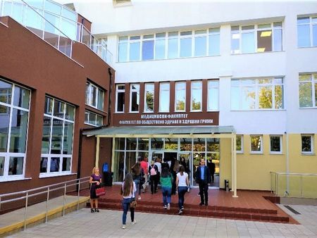 Рекорд! 25 момичета се борят за 1 място в специалност „Медицина“ в Бургаски университет „Проф. д-р Асен Златаров“