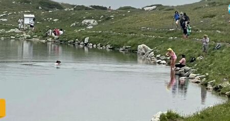 Жена нагази и плува в защитеното езеро Бъбрека, за да се спаси от жегата