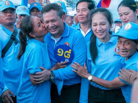 Камбоджа започна да прилича на Северна Корея, премиерът отстъпва поста на сина си след "демократични избори"