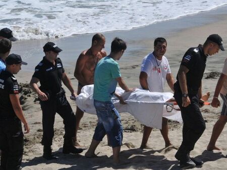 Неописуема трагедия! Софиянец се удави пред очите на детето си в морето в Поморие