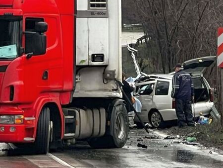 Тежка катастрофа между кола и камион край Русе, трима са ранени