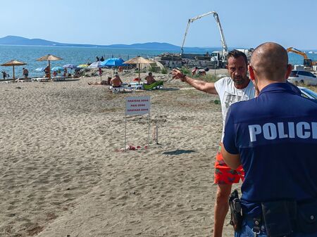 Плажуващите се самонастаняват с чадъри и хавлии в платената зона