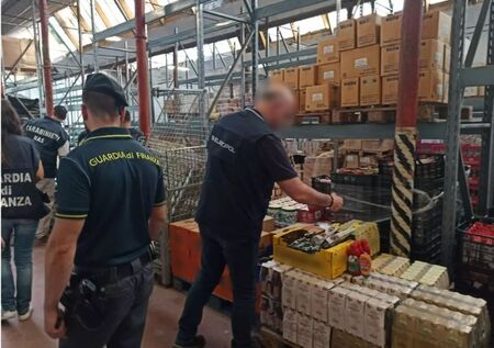 Европол разби престъпна група, подменяла етикетите на храни с изтекъл срок